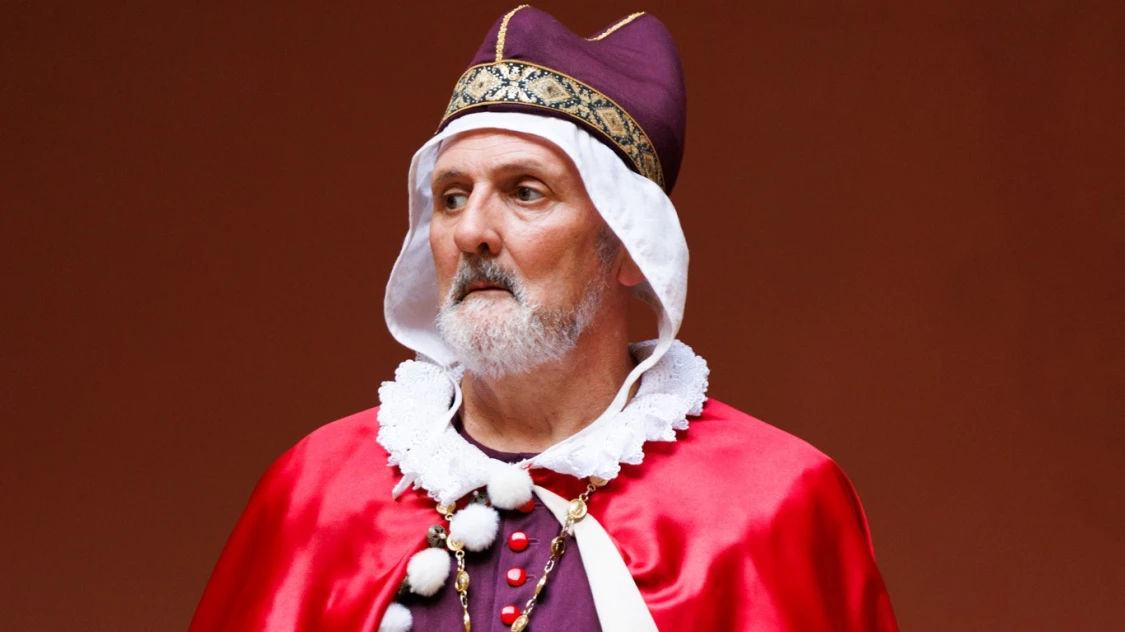 El bisbe Juan Izquierdo reviu al costat del seu propi sepulcre. De Los Navegantes Producciones Teatrales (ARA)